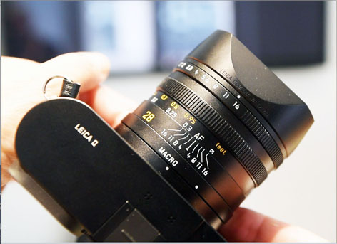 Leica Q, full frame con modalità macro 17cm e scala dedicata