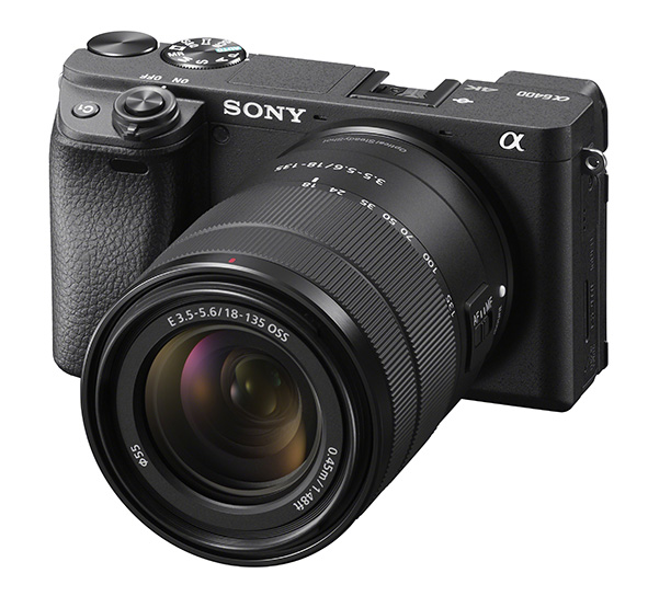 Sony A6400, mirrorless APSC con caratteristiche full frame per fotografi e vblogger.